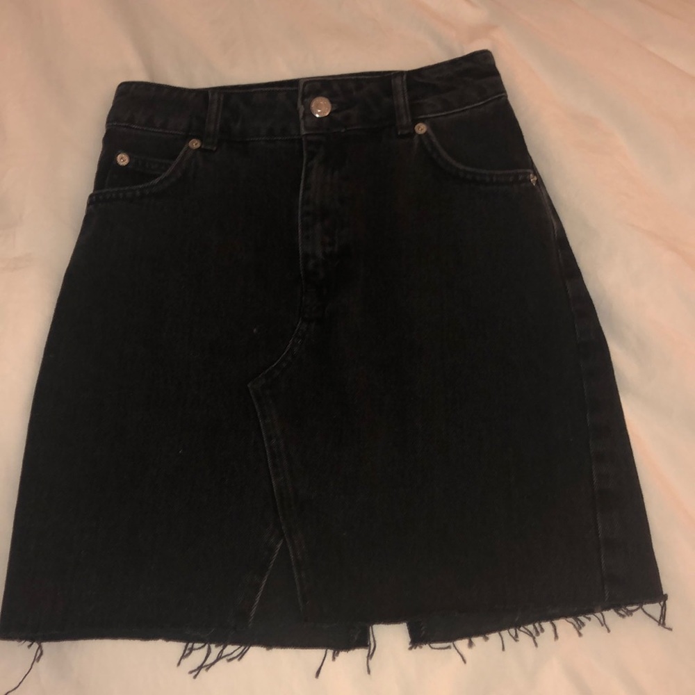 MAKE AN OFFER NWT Topshop black denim skirt size 2